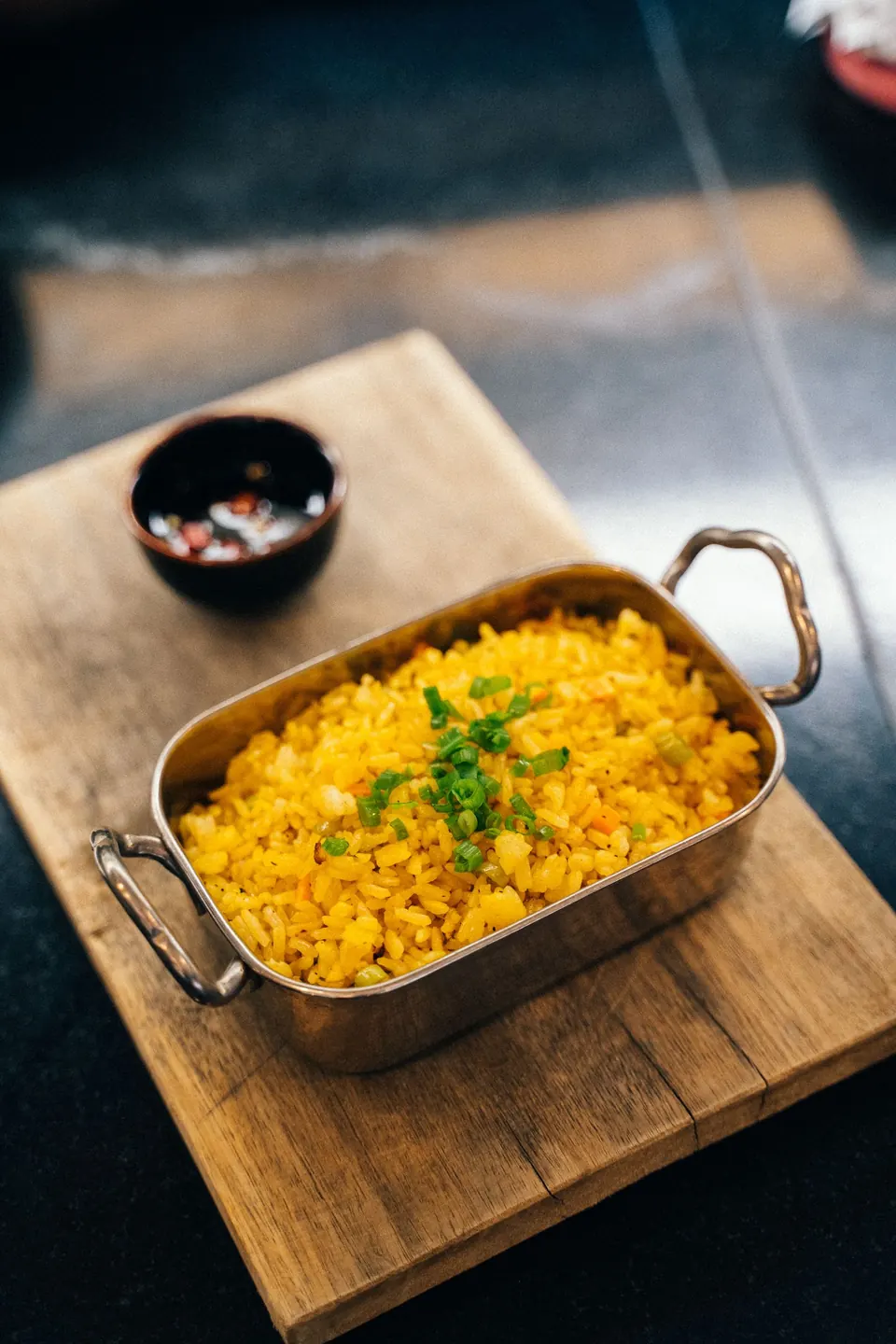 رز أصفر بالخضار